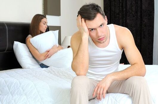 un hombre se molesta por una secreción patológica cuando está excitado