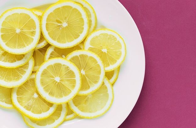 El limón contiene vitamina C, que es un refuerzo de potencia. 